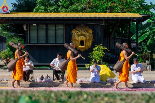 ภาพ No.106148:พิธีต้อนรับพระธรรมยาตรา ชุด 2 ในโครงการธรรมยาตรากตัญญูบูชา มหาปูชนียาจารย์  พระมงคลเทพมุนี(สด จนฺทสโร) พระผู้ปราบมาร  อนุสรณ์สถาน 7 แห่ง ปีที่ 12  วันที่ 3 มกราคม พ.ศ. 2567  ณ อนุสรณ์สถานโลตัสแลนด์ จ.สุพรรณบุรี