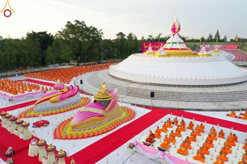 ภาพ No.70182:พิธีจุดประทีปถวายเป็นพุทธบูชา และบูชาธรรมมหาปูชนียาจารย์ ในโครงการธรรมยาตรากตัญญูบูชา มหาปูชนียาจารย์ พระมงคลเทพมุนี(สด จนฺทสโร) พระผู้ปราบมาร ปีที่ 11 ณ อนุสรณ์สถานลำดับที่ 2 สถานที่ตั้งมโนปณิธานบวชตลอดชีวิต อนุสรณ์สถานคลองบางนางแท่น อ.สามพราน จ.นครปฐม 