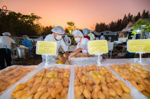 ภาพ No.71449:พิธีถวายภัตตาหารเป็นสังฆทาน แด่คณะพระธรรมยาตราฯ ในโครงการธรรมยาตรากตัญญูบูชา มหาปูชนียาจารย์ พระมงคลเทพมุนี(สด จนฺทสโร) พระผู้ปราบมาร อนุสรณ์สถาน 7 แห่ง ปีที่ 11 วันที่ 16 มกราคม พ.ศ. 2566