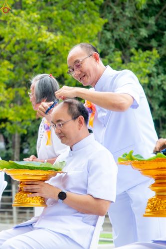 ภาพ No.330167:วันที่ 30 พฤษภาคม พ.ศ.2569 พิธีตัดปอยผมและปลงผม อุบาสกอุปสมบทอุทิศชีวิต 11 ท่าน ณ โบสถ์พระไตรปิฎก วัดพระธรรมกาย จังหวัดปทุมธานี