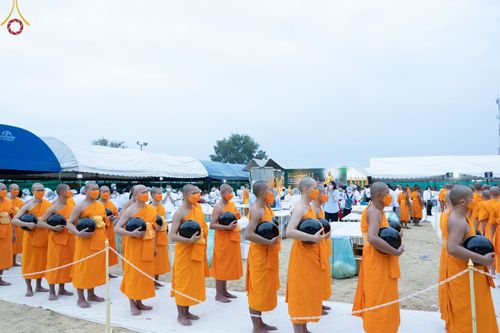 ภาพ No.70001:พิธีถวายภัตตาหารเป็นสังฆทาน แด่คณะพระธรรมยาตราฯ ในโครงการธรรมยาตราฯ ปีที่ 11 ณ อนุสรณ์สถานมหาวิหารพระมงคลเทพมุนี อ.สองพี่น้อง จ.สุพรรณบุรี วันที่ 10 มกราคม พ.ศ. 2566