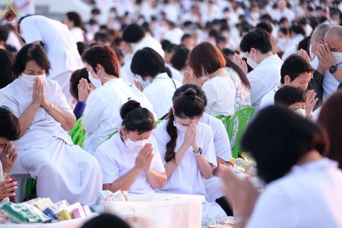 ภาพ No.72007:พิธีตักบาตรพระธรรมยาตราฯ ในโครงการธรรมยาตรากตัญญูบูชา มหาปูชนียาจารย์ พระมงคลเทพมุนี(สด จนฺทสโร) พระผู้ปราบมาร ปีที่ 11 ณ อนุสรณ์สถานลำดับที่ 3 สถานที่เกิดใหม่ในเพศสมณะ วัดสองพี่น้อง อ.สองพี่น้อง จ.สุพรรณบุรี วันที่ 18 มกราคม พ.ศ. 2566