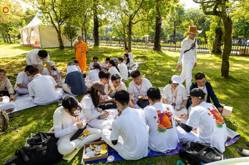 ภาพ No.330073:วันที่ 27-29 พฤษภาคม พ.ศ.2569 MBMI Tangerang (Majelis Agama Buddha Mahanikaya) ได้มีการเตรียมงานเพื่อจัดงานวิสาขบูชานานาชาติ  ชึ่งในงานจะมีการจุดประทีปโคมลาน โคมลอย กว่า 20,000 ดวง  เพื่อน้อมถวายเป็นพุทธบูชา และเพื่อเป็นการกระชับสัมพันธมิตรภาพ