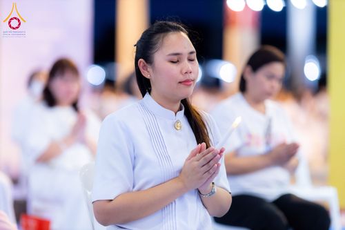 ภาพ No.286754:วันอาสาฬหบูชา วันพฤหัสบดีที่ 10 กรกฏาคม พ.ศ.2568  พิธีเวียนประทักษิณรอบพระมหาธรรมกายเจดีย์ , พิธีฉลองชัยสวดมนต์บทธัมมจักกัปปวัตตนสูตร ครบ 7,520,000,000 จบ ณ มหารัตนวิหารคด วัดพระธรรมกาย