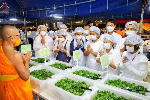 ภาพ No.74114:พิธีถวายภัตตาหารเป็นสังฆทาน แด่คณะพระธรรมยาตราฯ ในโครงการธรรมยาตรากตัญญูบูชา มหาปูชนียาจารย์ พระมงคลเทพมุนี(สด จนฺทสโร) พระผู้ปราบมาร อนุสรณ์สถาน 7 แห่ง ปีที่ 11 วันที่ 25 มกราคม พ.ศ. 2566