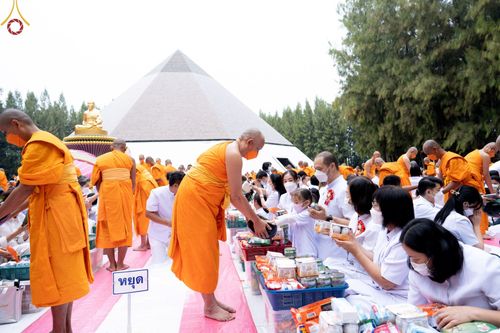 ภาพ No.69597:พิธีตักบาตรพระธรรมยาตราฯ ในโครงการธรรมยาตรากตัญญูบูชา มหาปูชนียาจารย์ พระมงคลเทพมุนี(สด จนฺทสโร) พระผู้ปราบมาร ปีที่ 11 ณ อนุสรณ์สถานลำดับที่ 1 สถานที่เกิดด้วยรูปกายเนื้อ อนุสรณ์สถานมหาวิหารพระมงคลเทพมุนี อ.สองพี่น้อง จ.สุพรรณบุรี