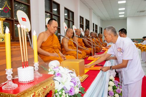 ภาพ No.315902:วันพฤหัสบดีที่ 26 มีนาคม พ.ศ. 2569 พิธีบำเพ็ญกุศล คุณพ่อณรงค์ จินตมากุล  สิริอายุ 99 ปี 11 เดือน โยมบิดา พระครูปลัดรัตนวีรวัฒน์ (รังสฤษดิ์ อิทฺธิจินตโก) ที่ปรึกษาเจ้าคณะจังหวัดปทุมธานี เจ้าอาวาสวัดพระธรรมกาย  ณ ห้องปลูกศรัทธา 2 วัดพระธรรมกาย ปทุมธานี