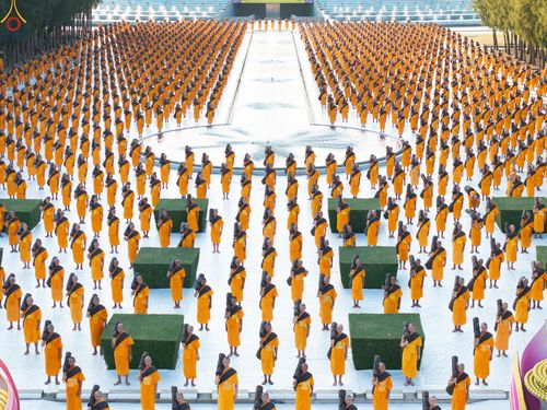 ภาพ No.281637:วันที่ 24 ธันวาคม พ.ศ.2568 พระธรรมยาตรา ปฏิบัติธรรม และถ่ายภาพหมู่ประวัติศาสตร์ ณ ลานหน้ามหาวิหารพระมงคลเทพมุนีฯ วัดพระธรรมกาย