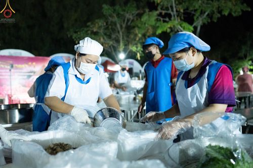 ภาพ No.69252:พิธีถวายภัตตาหารเป็นสังฆทาน แด่คณะพระธรรมยาตราฯ ในโครงการธรรมยาตราฯ ปีที่ 11 ณ อนุสรณ์สถานมหาวิหารพระมงคลเทพมุนี อ.สองพี่น้อง จ.สุพรรณบุรี วันที่ 4 และ 5 มกราคม พ.ศ. 2566