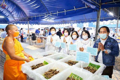 ภาพ No.74520:พิธีถวายภัตตาหารเป็นสังฆทาน แด่คณะพระธรรมยาตราฯ ในโครงการธรรมยาตรากตัญญูบูชา มหาปูชนียาจารย์ พระมงคลเทพมุนี(สด จนฺทสโร) พระผู้ปราบมาร อนุสรณ์สถาน 7 แห่ง ปีที่ 11 วันที่ 27 มกราคม พ.ศ. 2566