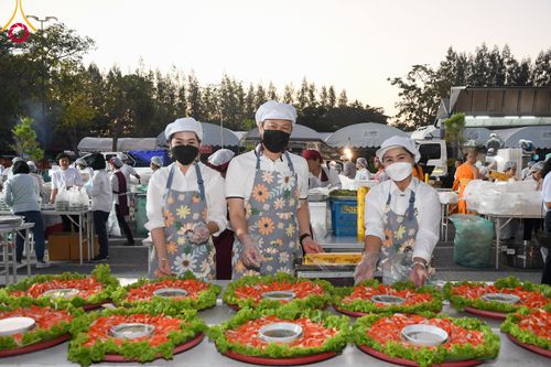 ภาพ No.106037:พิธีถวายภัตตาหารเป็นสังฆทาน แด่คณะพระธรรมยาตราฯ ในโครงการธรรมยาตรากตัญญูบูชา มหาปูชนียาจารย์ พระมงคลเทพมุนี(สด จนฺทสโร) พระผู้ปราบมาร อนุสรณ์สถาน 7 แห่ง ปีที่ 12 วันที่ 3 มกราคม พ.ศ. 2567 ณ อนุสรณ์สถานโลตัสแลนด์ จ.สุพรรณบุรี