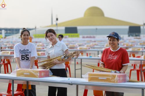 ภาพ No.322575:วันที่ 17 เมษายน พ.ศ.2569 การเรียงกล่องไทยธรรม เรียงน้ำดื่ม เรียงร่ม ณ ลานธรรมพระมหาธรรมกายเจดีย์ เพื่องานถวายมหาสังฆทาน 40,000 กว่าวัดทั่วประเทศ วันคุ้มครองโลก 22 เมษายน พ.ศ.2569 วัดพระธรรมกาย