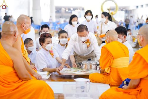 ภาพ No.75454:พิธีสวดพระพุทธมนต์และถวายภัตตาหารเป็นสังฆทาน เนื่องในวันมหาปูชนียาจารย์ วันที่ 3 กุมภาพันธ์ พ.ศ. 2565 ณ วัดพระธรรมกาย อ.คลองหลวง จ.ปทุมธานี