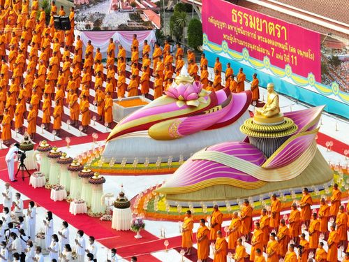 ภาพ No.71881:พิธีจุดประทีปถวายเป็นพุทธบูชา และบูชาธรรมมหาปูชนียาจารย์ ในโครงการธรรมยาตรากตัญญูบูชา มหาปูชนียาจารย์ พระมงคลเทพมุนี(สด จนฺทสโร) พระผู้ปราบมาร ปีที่ 11 ณ อนุสรณ์สถานลำดับที่ 3 สถานที่เกิดใหม่ในเพศสมณะ วัดสองพี่น้อง อ.สองพี่น้อง จ.สุพรรณบุรี วันที่ 17 มกร