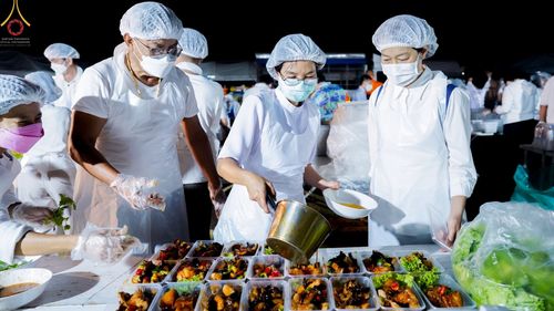 ภาพ No.70055:พิธีถวายภัตตาหารเป็นสังฆทาน แด่คณะพระธรรมยาตราฯ ในโครงการธรรมยาตราฯ ปีที่ 11 ณ อนุสรณ์สถานคลองบางนางแท่น อ.สามพราน จ.นครปฐม วันที่ 11 มกราคม พ.ศ. 2566