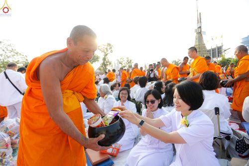 ภาพ No.294508:วันที่ 14 มกราคม พ.ศ. 2569 พิธีตักบาตรพระธรรมยาตรา ณ วัดสองพี่น้อง ต.ต้นตาล อ.สองพี่น้อง จ.สุพรรณบุรี ในโครงการธรรมยาตรา กตัญญูบูชา มหาปูชนียาจารย์ พระมงคลเทพมุนี(สด จนฺทสโร) พระผู้ปราบมาร อนุสรณ์สถาน 7 แห่ง ปีที่ 14