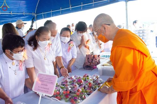 ภาพ No.74007:พิธีถวายภัตตาหารเป็นสังฆทาน แด่คณะพระธรรมยาตราฯ ในโครงการธรรมยาตรากตัญญูบูชา มหาปูชนียาจารย์ พระมงคลเทพมุนี(สด จนฺทสโร) พระผู้ปราบมาร อนุสรณ์สถาน 7 แห่ง ปีที่ 11 วันที่ 24 มกราคม พ.ศ. 2566