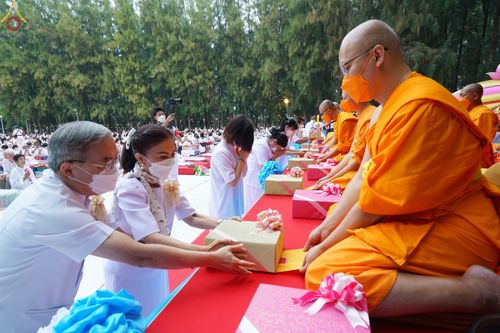 ภาพ No.69688:พิธีตักบาตรพระธรรมยาตราฯ ในโครงการธรรมยาตรากตัญญูบูชา มหาปูชนียาจารย์ พระมงคลเทพมุนี(สด จนฺทสโร) พระผู้ปราบมาร ปีที่ 11 ณ อนุสรณ์สถานลำดับที่ 1 สถานที่เกิดด้วยรูปกายเนื้อ อนุสรณ์สถานมหาวิหารพระมงคลเทพมุนี อ.สองพี่น้อง จ.สุพรรณบุรี