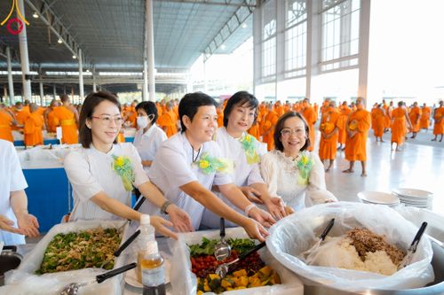 ภาพ No.105572:พิธีถวายภัตตาหารเป็นสังฆทาน แด่คณะพระธรรมยาตราฯ ในโครงการธรรมยาตรากตัญญูบูชา มหาปูชนียาจารย์ พระมงคลเทพมุนี(สด จนฺทสโร) พระผู้ปราบมาร อนุสรณ์สถาน 7 แห่ง ปีที่ 12 วันที่ 3 มกราคม พ.ศ. 2567 ณ สภาธรรมกายสากล วัดพระธรรมกาย