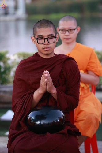 ภาพ No.284161:วันเสาร์ที่ 20 ธันวาคม พ.ศ.2568  พิธีตักบาตรพระ 10,000 รูป เนื่องในโอกาส 194 ปี จังหวัดกาญจนบุรี และอุทิศส่วนกุศลให้แด่บรรพชนทั้งหลาย บริเวณถนนสองแคว (Skywalk) เมืองกาญจนบุรี