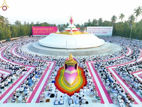 ภาพ No.70535:พิธีตักบาตรพระธรรมยาตราฯ ในโครงการธรรมยาตรากตัญญูบูชา มหาปูชนียาจารย์ พระมงคลเทพมุนี(สด จนฺทสโร) พระผู้ปราบมาร ปีที่ 11 ณ อนุสรณ์สถานลำดับที่ 2 สถานที่ตั้งมโนปณิธานบวชตลอดชีวิต อนุสรณ์สถานคลองบางนางแท่น อ.สามพราน จ.นครปฐม วันที่ 14 มกราคม พ.ศ. 2566