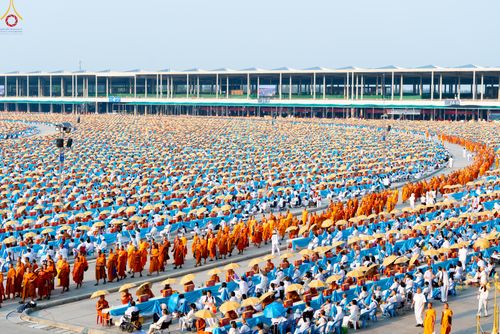ภาพ No.324446:วันที่ 22 เมษายน พ.ศ.2569 (วันคุ้มครองโลก) งานถวายมหาสังฆทาน 40,000 กว่าวัดทั่วประเทศ บรรยากาศพระสังฆาธิการและสาธุชน  เดินทางเข้าลานธรรม วัดพระธรรมกาย