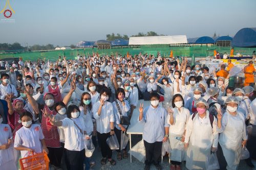 ภาพ No.74615:พิธีถวายภัตตาหารเป็นสังฆทาน แด่คณะพระธรรมยาตราฯ ในโครงการธรรมยาตรากตัญญูบูชา มหาปูชนียาจารย์ พระมงคลเทพมุนี(สด จนฺทสโร) พระผู้ปราบมาร อนุสรณ์สถาน 7 แห่ง ปีที่ 11 วันที่ 28 มกราคม พ.ศ. 2566