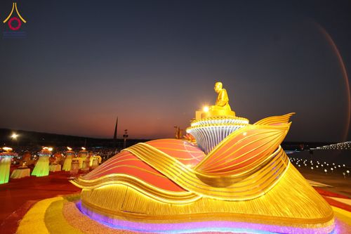 ภาพ No.307228:วันที่ 31 มกราคม พ.ศ. 2569  พิธีจุดประทีปธรรมถวายเป็นพุทธบูชา  และบูชาธรรมมหาปูชนียาจารย์ (ภาพชุดที่ 1) ณ วัดพระธรรมกาย ปทุมธานี ในโครงการธรรมยาตรา กตัญญูบูชา มหาปูชนียาจารย์ พระมงคลเทพมุนี(สด จนฺทสโร) พระผู้ปราบมาร อนุสรณ์สถาน 7 แห่ง ปีที่ 14