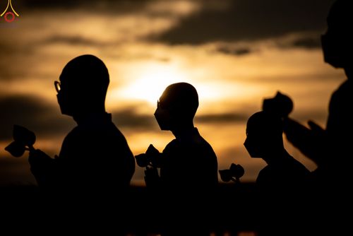 ภาพ No.84034:พิธีเวียนประทักษิณ พิธีวันทาเจดีย์ พิธีขอขมา และมอบผ้าไตร  ในโครงการบรรพชาอุปสมบทหมู่ธรรมทายาทรุ่นเข้าพรรษา และโครงการบรรพชาสามเณรโรงเรียนนานาชาติ รุ่นที่12 ในวันเสาร์ที่ 22 กรกฎาคม พ.ศ. 2566