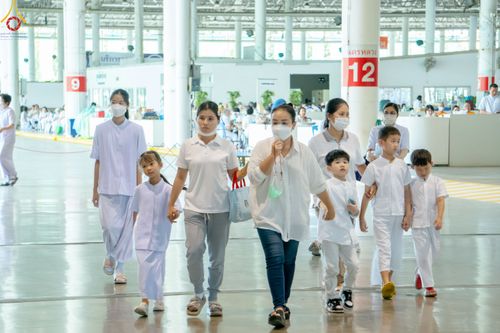 ภาพ No.84422:พิธีถวายผ้าอาบน้ำฝนและประทีปโคมไฟ ในวันอาสาฬหบูชา ณ ห้องแก้วสารพัดนึก 1 วัดพระธรรมกาย วันอังคารที่ 1 สิงหาคม พ.ศ. 2566