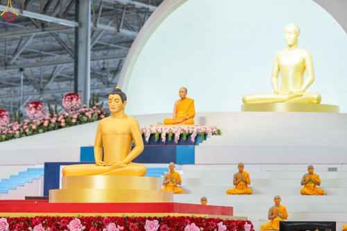 ภาพ No.83602:พิธีวางแผ่นจารึกชื่อและพิธีวางพวงมาลัยสักการะพระประธาน วันอาทิตย์ที่ 16 กรกฎาคม พ.ศ. 2566 ณ รัตนบัลลังก์ สภาธรรมกายสากล วัดพระธรรมกาย