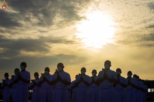 ภาพ No.82621:พิธีเวียนประทักษิณ, พิธีวันทาเจดีย์ ณ มหาธรรมกายเจดีย์  พิธีบรรพชาหมู่พระพี่เลี้ยงเข้าพรรษา, ธรรมทายาทอุดมศึกษา รุ่นที่ 50(ภาคฤดูฝน) และธรรมทายาทพุทธศาสตร์สากล รุ่นที่ 7 (ภาคฤดูฝน) วันเสาร์ที่ 17 มิถุนายน พ.ศ. 2566 ณ  โบสถ์พระไตรปิฎก วัดพระธรรมกาย จ.ปทุม