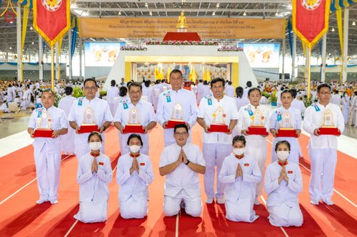 ภาพ No.85162:พิธีมุทิตาสักการะพระภิกษุ ผู้สอบได้เปรียญธรรม ๙ ประโยคระดับโลก, พิธีมอบโล่เกียรติยศและทุนการศึกษา สำนักเรียนบาลีดีเด่นทั่วประเทศ ในวันสมาธิโลก อาทิตย์ที่ 6 สิงหาคม พ.ศ. 2566 ณ สภาธรรมกายสากล วัดพระธรรมกาย