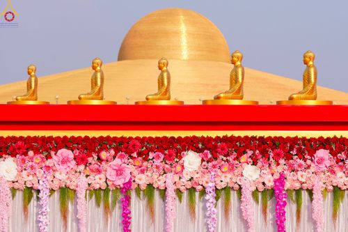 ภาพ No.79060:พิธีอัญเชิญองค์พระบรมพุทธเจ้า 24 องค์ เวียนประทักษิณรอบพระมหาธรรมกายเจดีย์ ณ วัดพระธรรมกาย  วันที่ 2 เมษายน พ.ศ. 2566