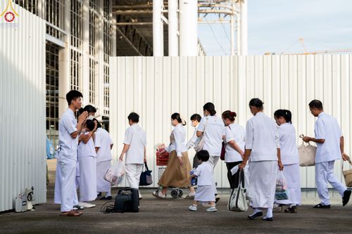 ภาพ No.82922:พิธีตักบาตร ณ บ้านแก้วเรือนทองคุณยายอาจารย์ฯ พิธีบูชาข้าวพระ ณ สภาธรรมกายสากล วัดพระธรรมกาย ในวันอาทิตย์ต้นเดือนที่ 2 ก.ค. พ.ศ.2566