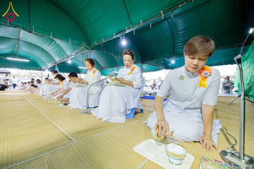 ภาพ No.300220:วันที่ 22 มกราคม พ.ศ. 2569 พิธีถวายภัตตาหารเป็นสังฆทาน แด่พระธรรมยาตรา ณ อนุสรณ์สถานบางปลา วัดบางปลา อำเภอบางเลน จังหวัดนครปฐม ในโครงการธรรมยาตรา กตัญญูบูชา มหาปูชนียาจารย์ พระมงคลเทพมุนี(สด จนฺทสโร) พระผู้ปราบมาร อนุสรณ์สถาน 7 แห่ง ปีที่ 14