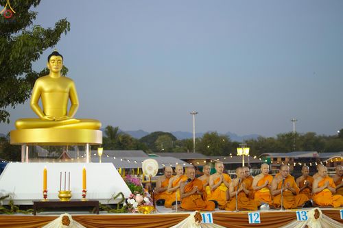 ภาพ No.284148:วันเสาร์ที่ 20 ธันวาคม พ.ศ.2568  พิธีตักบาตรพระ 10,000 รูป เนื่องในโอกาส 194 ปี จังหวัดกาญจนบุรี และอุทิศส่วนกุศลให้แด่บรรพชนทั้งหลาย บริเวณถนนสองแคว (Skywalk) เมืองกาญจนบุรี