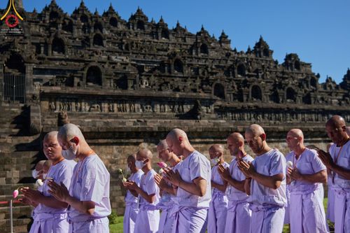 ภาพ No.68196:พิธีเวียนประทักษิณ และวันทาพระมหาเจดีย์บรมพุทโธ ของนาคธรรมทายาท ประเทศอินโดนีเซีย วันที่ 17 ธันวาคม พ.ศ. 2565