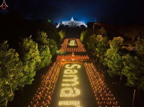 พิธีจุดประทีปถวายเป็นพุทธบูชา ณ พระมหาเจดีย์บรมพุทโธ ประเทศอินโดนีเซีย วันที่ 17 ธันวาคม พ.ศ. 2565