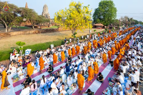 ภาพ No.318074:วันเสาร์ที่ 4 เมษายน พ.ศ. 2569 งานทำบุญเมืองใจกลางอยุธยา  ตักบาตรพระ 1,109 รูป ณ ถนนชีกุน หน้าวัดมหาธาตุ และวัดราชบูรณะ