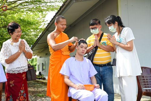 ภาพ No.65576:พิธีปลงผม และพิธีขอขมามอบผ้าไตร นาคธรรมทายาท ในโครงการอุปสมบทบูชาธรรม มหาปูชนียาจารย์ประจำปี 2565 ณ ศูนย์ปฏิบัติธรรมภาคใต้ บางกล่ำ จ.สงขลา วันที่ 19 พฤศจิกายน พ.ศ. 2565