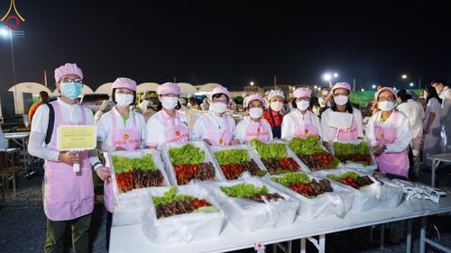 ภาพ No.73858:พิธีถวายภัตตาหารเป็นสังฆทาน แด่คณะพระธรรมยาตราฯ ในโครงการธรรมยาตรากตัญญูบูชา มหาปูชนียาจารย์ พระมงคลเทพมุนี(สด จนฺทสโร) พระผู้ปราบมาร อนุสรณ์สถาน 7 แห่ง ปีที่ 11 วันที่ 23 มกราคม พ.ศ. 2566