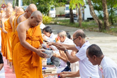 ภาพ No.137639:พิธีตักบาตร พิธีถวายสังฆทานแด่คณะสงฆ์ 323 วัด พิธีทำบุญอุทิศส่วนกุศลแด่ผู้วายชนม์ ในเหตุการณ์ความไม่สงบ 4 จังหวัดชายแดนภาคใต้ ปีที่ 20 ครั้งที่ 169 และพิธีมอบกองทุนหนุนแรงใจช่วยครูใต้ ปีที่ 17 ครั้งที่ 134 วันที่ 25 พฤษภาคม พ.ศ.2567 อ.ตากใบ จ.นราธิวาส