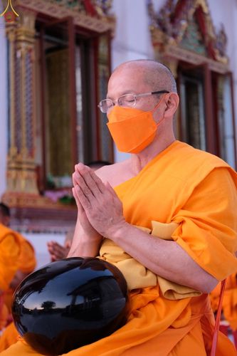 ภาพ No.71993:พิธีตักบาตรพระธรรมยาตราฯ ในโครงการธรรมยาตรากตัญญูบูชา มหาปูชนียาจารย์ พระมงคลเทพมุนี(สด จนฺทสโร) พระผู้ปราบมาร ปีที่ 11 ณ อนุสรณ์สถานลำดับที่ 3 สถานที่เกิดใหม่ในเพศสมณะ วัดสองพี่น้อง อ.สองพี่น้อง จ.สุพรรณบุรี วันที่ 18 มกราคม พ.ศ. 2566