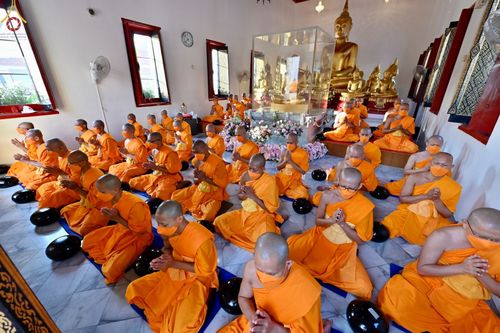 ภาพ No.73545:พิธีตักบาตรพระธรรมยาตราฯ ในโครงการธรรมยาตรากตัญญูบูชา มหาปูชนียาจารย์ พระมงคลเทพมุนี(สด จนฺทสโร) พระผู้ปราบมาร ปีที่ 11 ณ อนุสรณ์สถานลำดับที่ 4 สถานที่เกิดด้วยกายธรรม วัดโบสถ์ (บน) บางคูเวียง อ.บางกรวย จ.นนทบุรี วันที่ 22 มกราคม พ.ศ. 2566