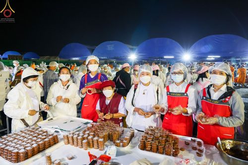 ภาพ No.74379:พิธีถวายภัตตาหารเป็นสังฆทาน แด่คณะพระธรรมยาตราฯ ในโครงการธรรมยาตรากตัญญูบูชา มหาปูชนียาจารย์ พระมงคลเทพมุนี(สด จนฺทสโร) พระผู้ปราบมาร อนุสรณ์สถาน 7 แห่ง ปีที่ 11 วันที่ 26 มกราคม พ.ศ. 2566