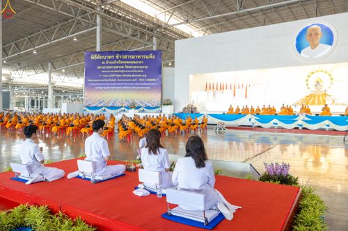 ภาพ No.327909:วันที่ 3 พฤษภาคม พ.ศ.2569 พิธีตักบาตร ข้าวสารอาหารแห้ง ณ บ้านแก้วเรือนทองคุณยายอาจารย์ฯ วัดพระธรรมกาย