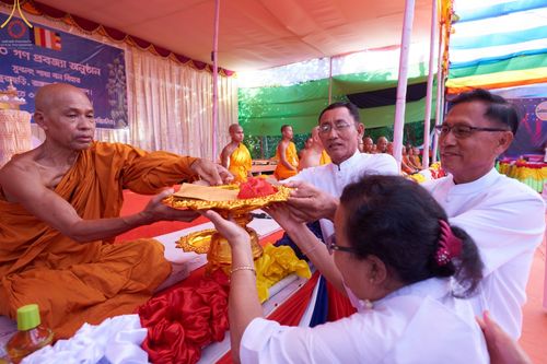 ภาพ No.65732:พิธีถวายพระบรมสารีริกธาตุ เพื่อประดิษฐาน ณ พระพุทธรูปปางไสยยาสน์ ที่ยาวที่สุดในบังกลาเทศ  วันที่ 22 พฤศจิกายน พ.ศ. 2565