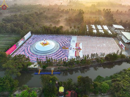 ภาพ No.70521:พิธีตักบาตรพระธรรมยาตราฯ ในโครงการธรรมยาตรากตัญญูบูชา มหาปูชนียาจารย์ พระมงคลเทพมุนี(สด จนฺทสโร) พระผู้ปราบมาร ปีที่ 11 ณ อนุสรณ์สถานลำดับที่ 2 สถานที่ตั้งมโนปณิธานบวชตลอดชีวิต อนุสรณ์สถานคลองบางนางแท่น อ.สามพราน จ.นครปฐม วันที่ 14 มกราคม พ.ศ. 2566