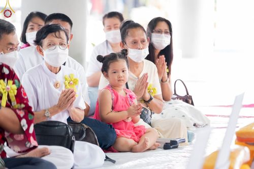 ภาพ No.65674:พิธีปลงผมและพิธีขอขมา มอบบาตรกับผ้าไตร ในโครงการอุปสมบทบูชาธรรม มหาปูชนียาจารย์ประจำปี 2565 ณ ศูนย์ปฎิบัติธรรมสมุทรปราการ(บางบ่อ)  วันอาทิตย์ที่ 20 พฤศจิกายน พ.ศ. 2565